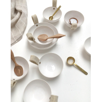 Schaal keramiek wit 17 cm met vilten lus